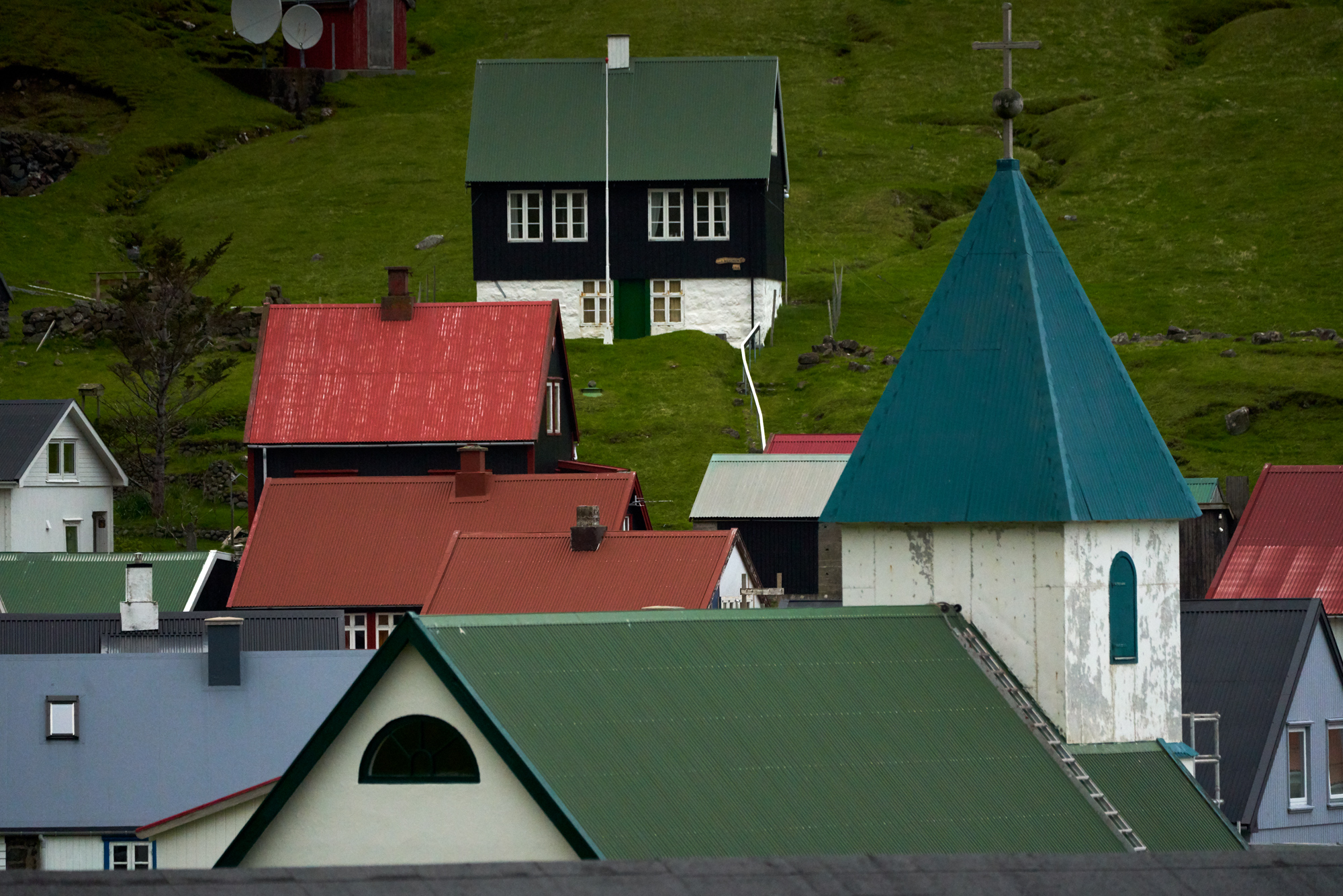 A 100-400mm lens allows you to choose perspective and interesting angles of roof tops