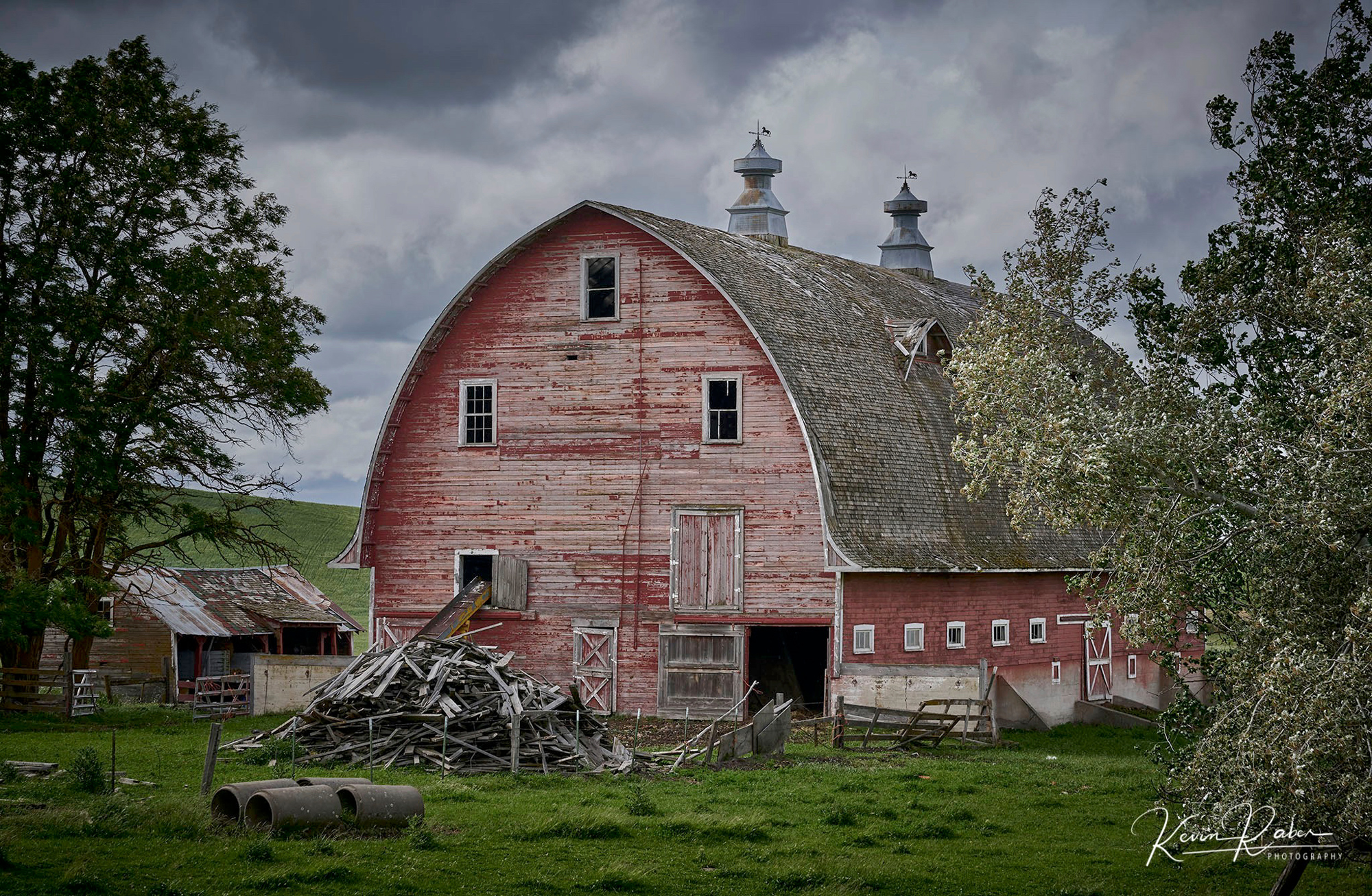 One of the biggest and prettiest barns and each year it falls further in dispair
