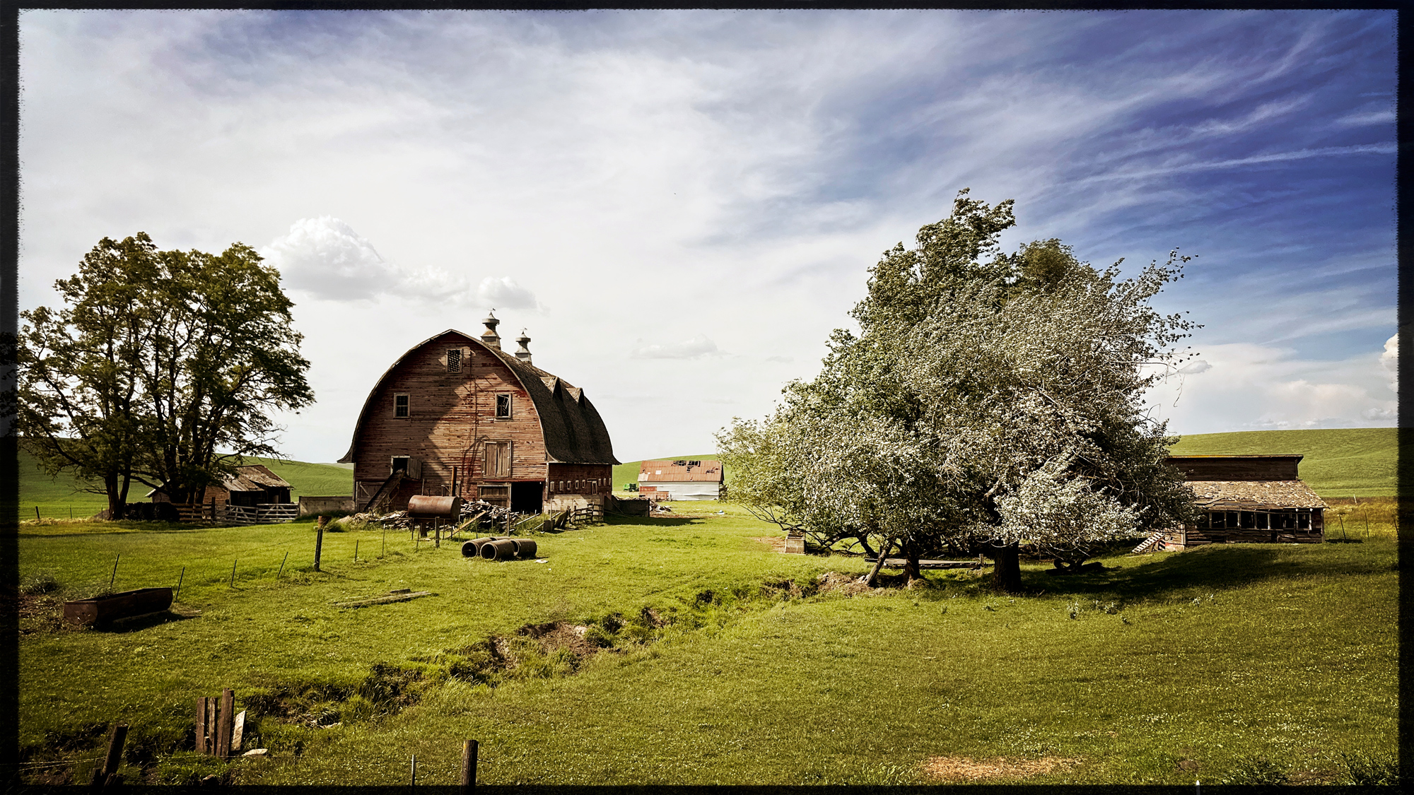 Such a beautiful barn and property that is slowly decaying. Must have been something in the day.